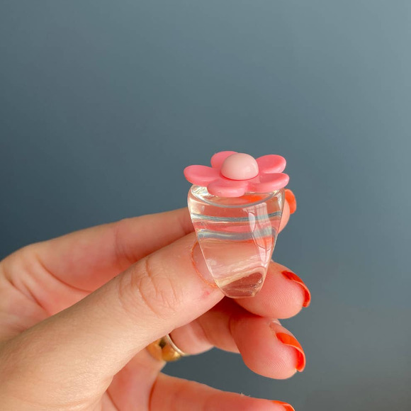 Y2K clear acrylic bubble ring w/ pink flower, 7.5 - Picture 6 of 6
